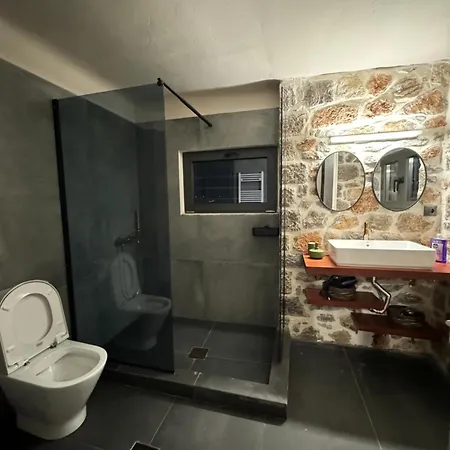 Amfikleias Earth Apartment